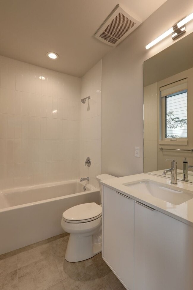Building Photo - Beautiful 2bd, 2ba Townhome Available in C...