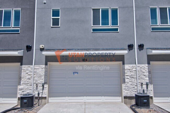 Building Photo - 974 W 500 S