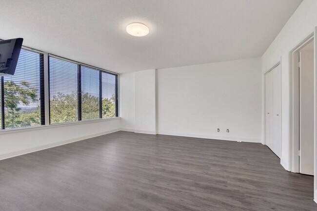 Building Photo - 6666 Brookmont Terrace