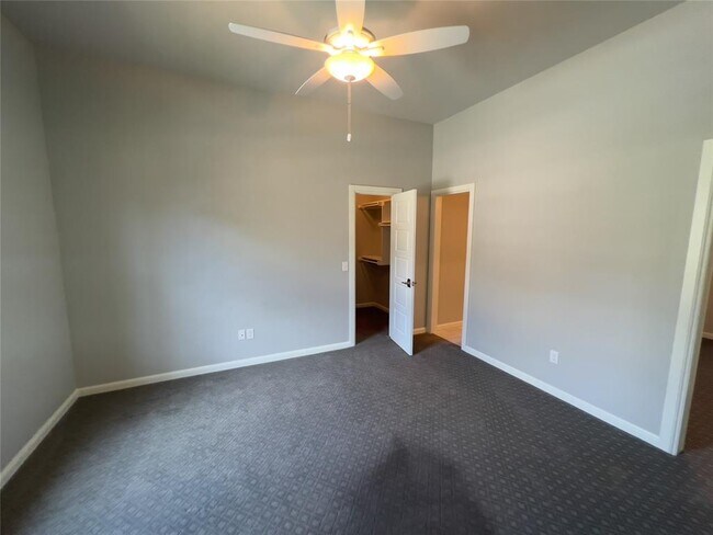 Building Photo - 424 Seville Dr