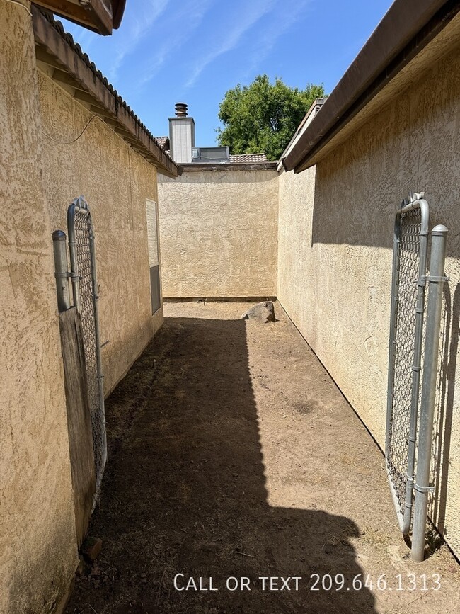 Building Photo - 541 San Vincente Ct
