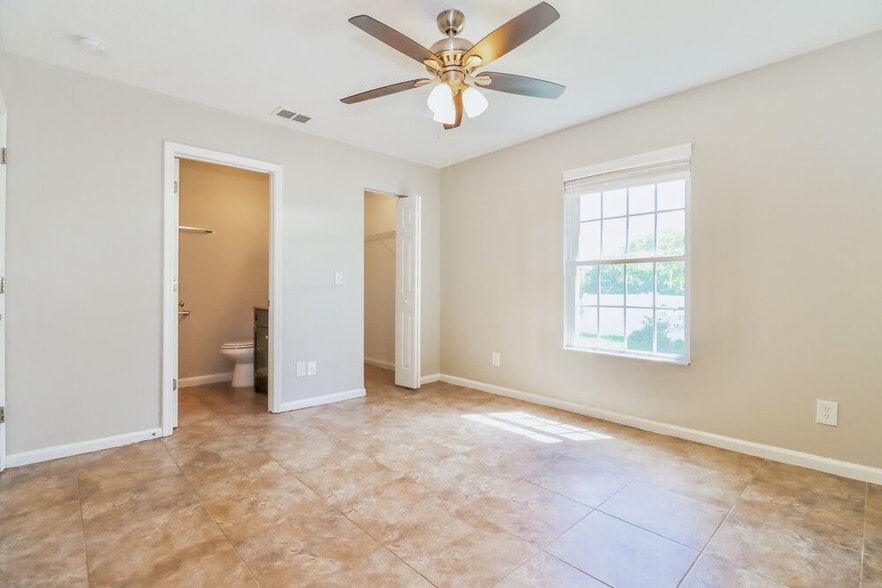 Building Photo - 16136 Villa Dr