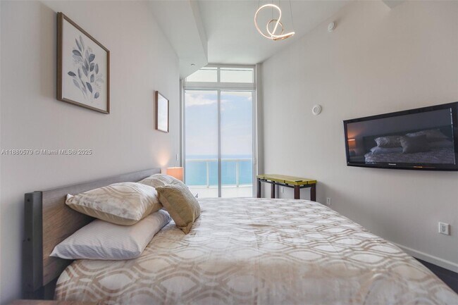 Building Photo - 15901 Collins Ave