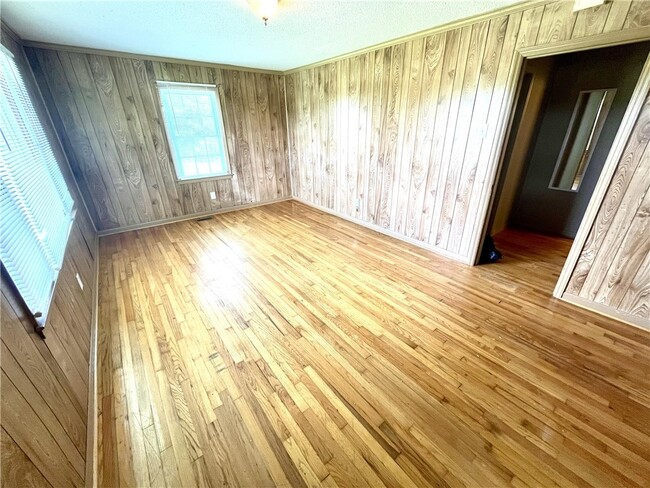 Building Photo - 393 Snow Creek Rd