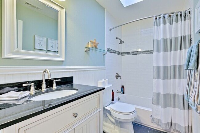 Building Photo - 563 Sea Ln