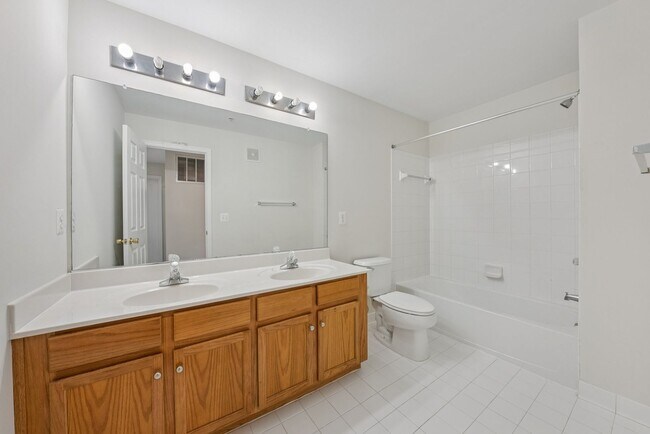 Building Photo - Beautiful End-Unit Townhome-Style Condo Ne...
