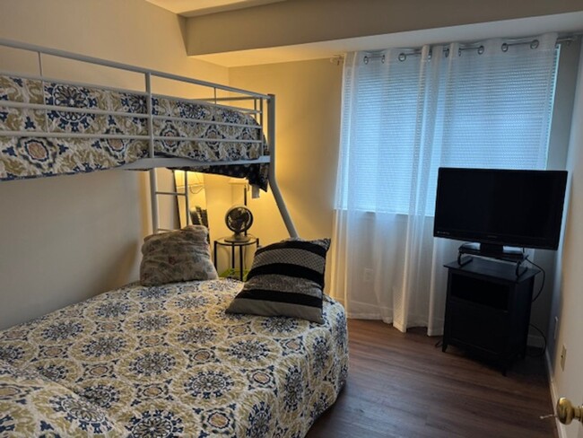 Building Photo - Apartment Located Minutes from Downtown Le...