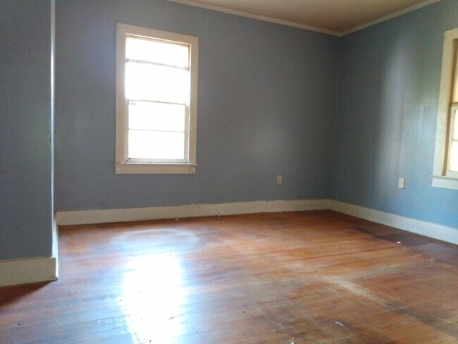 Building Photo - 2 Bedroom 1 Bathroom