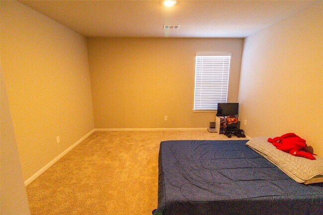 Building Photo - 2221 Middle Rdg Dr