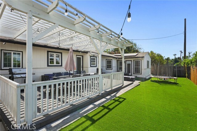 Building Photo - 18433 Tarzana Dr