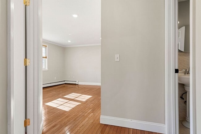 Building Photo - 305 Pine St