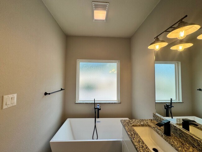 Building Photo - For Rent – 100 Brooklyn Dr, Canyon Lake, T...