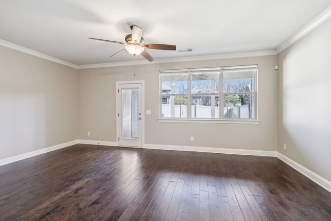 Building Photo - 3 BR/2.5 BA Luxury Townhome