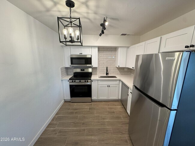 Building Photo - 546 S Hobson