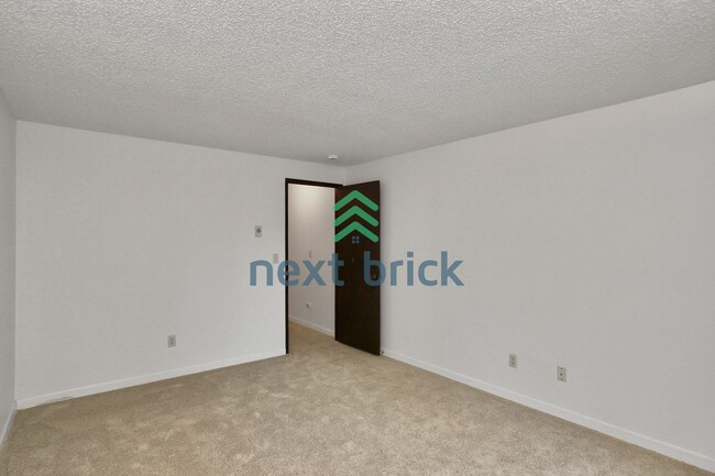 Building Photo - 2 Bed and 1 Bath Bellevue Condo is Availab...