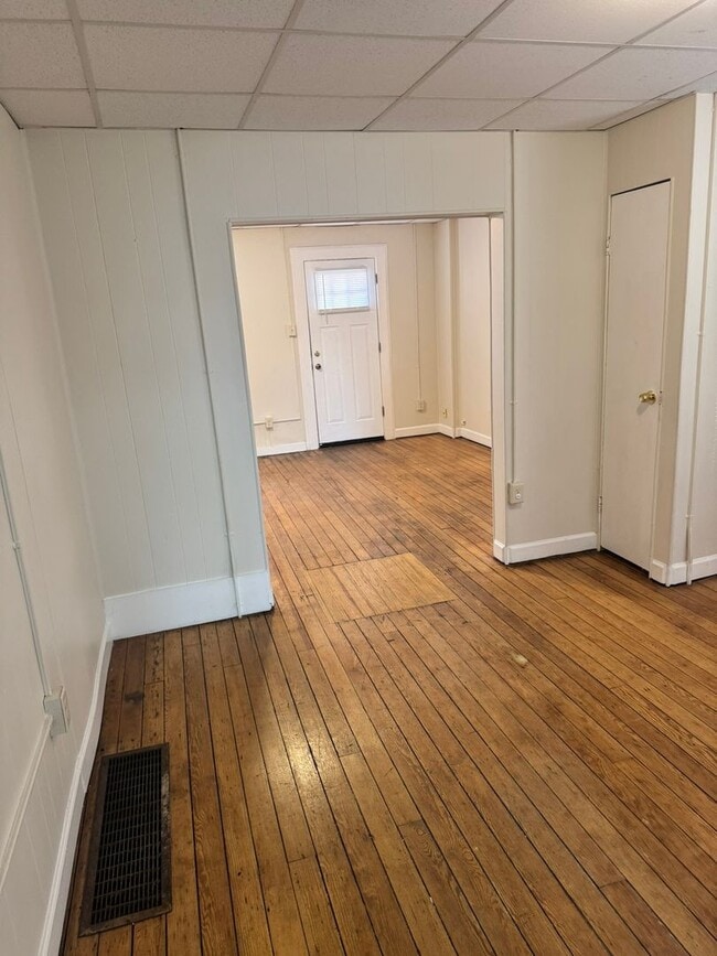 Building Photo - 3 bedroom, 1 bath, 2 story half double house
