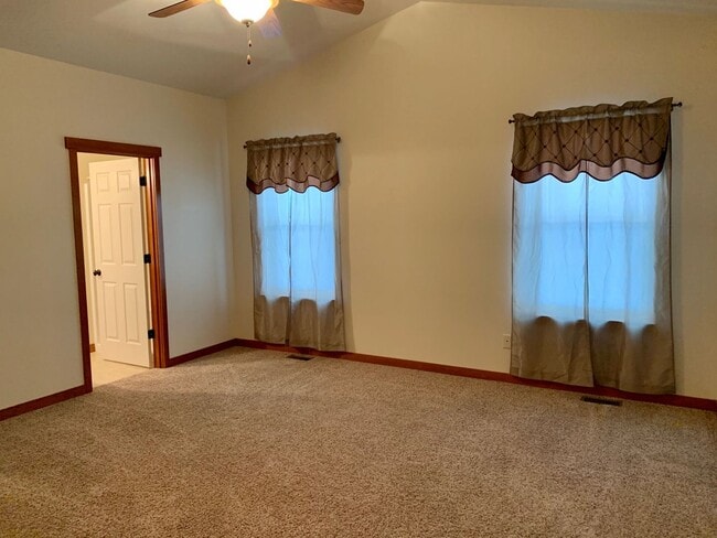 Building Photo - 3 Bed 2 Bath Single Home with wood floors ...