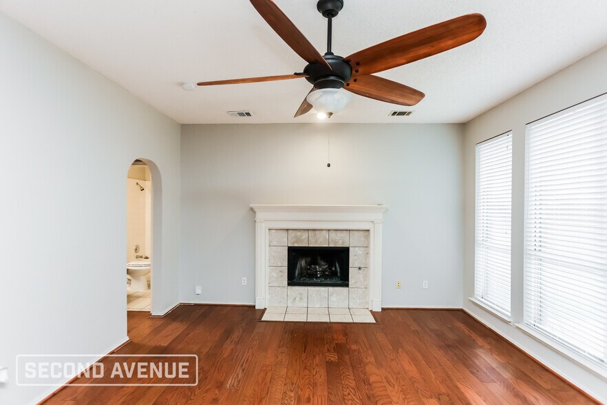 Building Photo - 1301 Clear Creek Dr