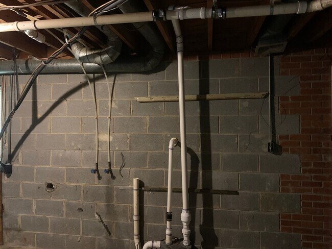 Building Photo - 3 bedroom & office -2 baths -2 car carport - washer/dryer hook ups - Den and formal living room- ...