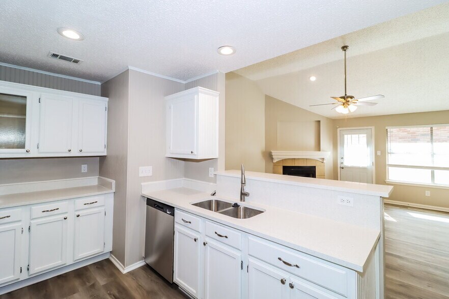 Building Photo - 911 Saunders Dr
