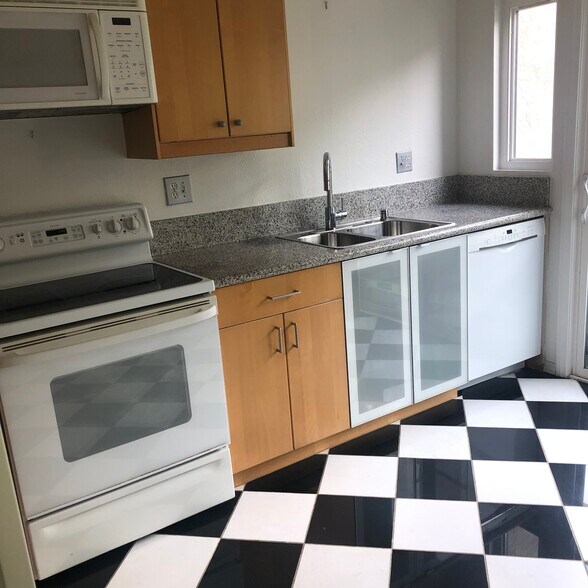 Building Photo - 3312 Caminito Eastbluff