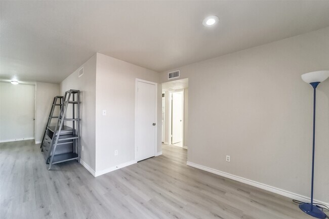 Building Photo - 6202 Skyline Dr