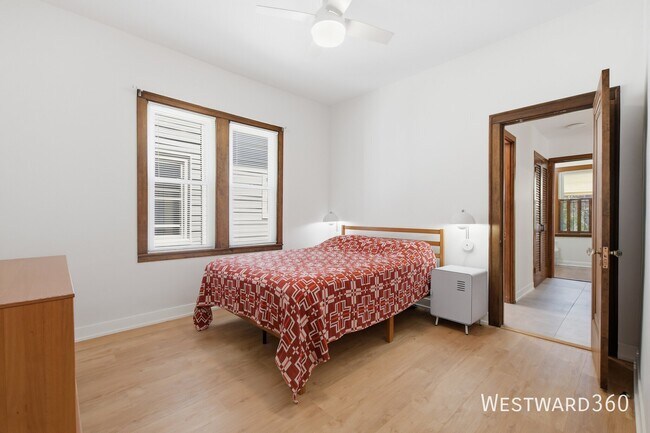 Building Photo - 4037 N Hamlin Ave