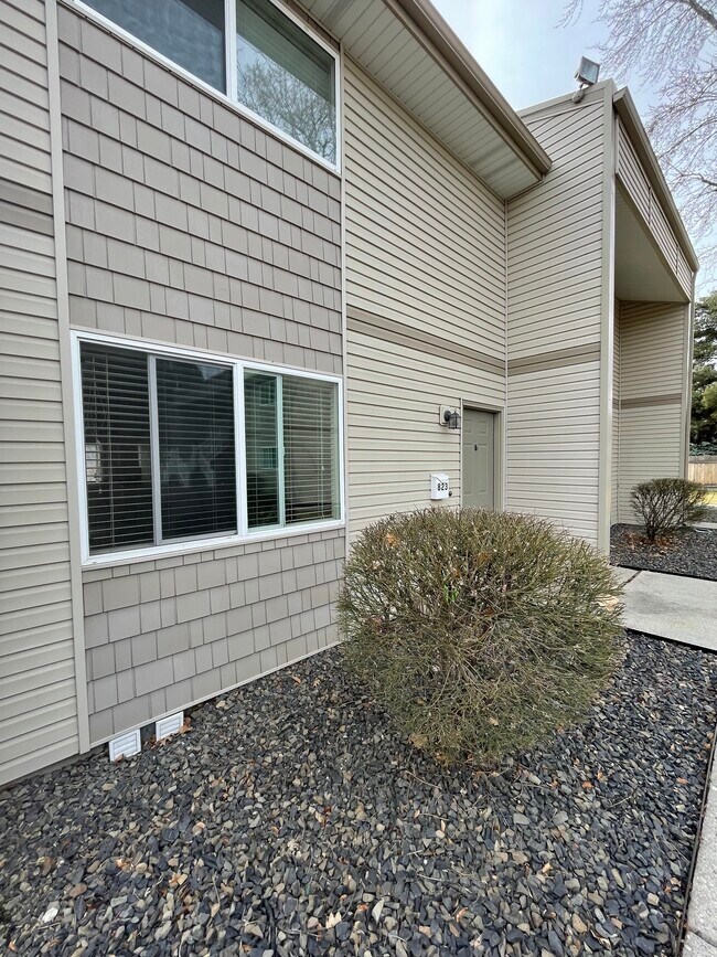 Building Photo - 823 S Cole Rd