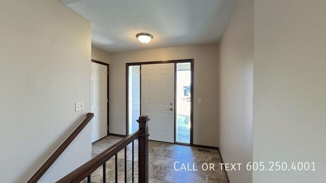Building Photo - Spacious 4 Bedroom 3 Bathroom home with Va...