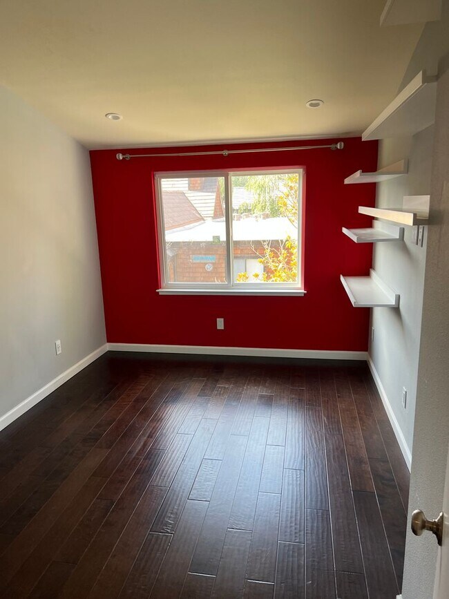 Building Photo - Palo Alto -Updated 3 Bedroom Condo In A Highly Sought After Neighborhood