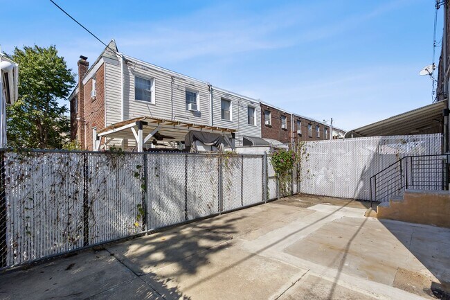 Building Photo - Wow! South Philly Modern 3 Bed 2 Bath Home! Yard! Central Air! W/D! H/W Floors! Gorgeous!