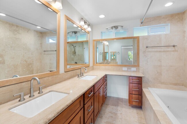 Building Photo - Kahala Home 5 bedroom 4 bath with Large Yard