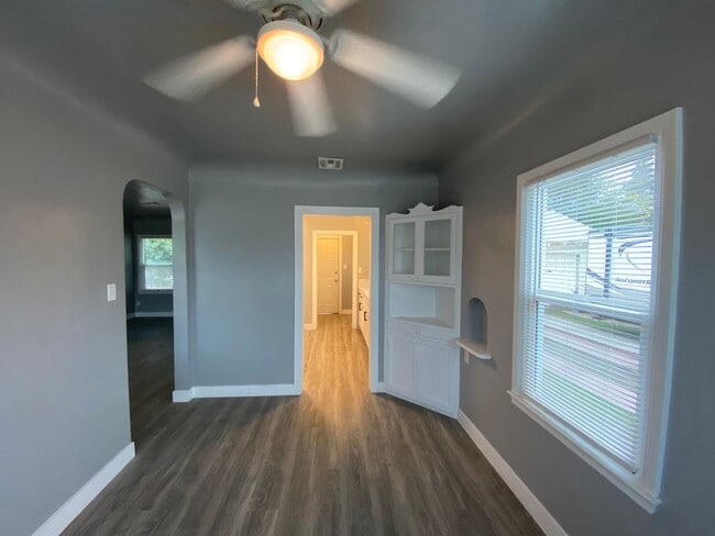 Building Photo - Follow the yellow brick to this Remodeled 2 BD 1 BA House in NE Bakersfield