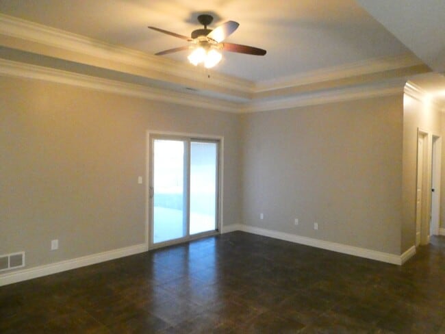 Building Photo - 3 bedroom 2 bath home- Quail Creek Subdivi...