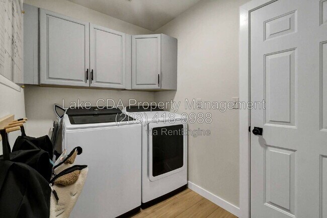 Building Photo - 2082 E Greenleaf Ln