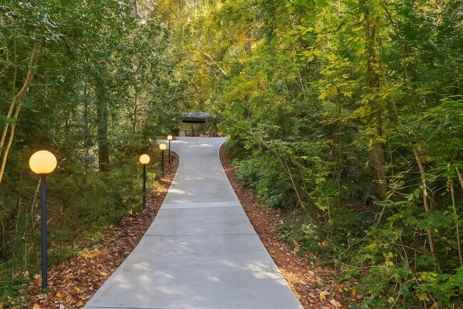 Building Photo - 922 Barton Woods Rd NE