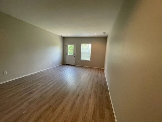 Building Photo - TOTALLY REMODELED - Ozark Walk out Basemen...