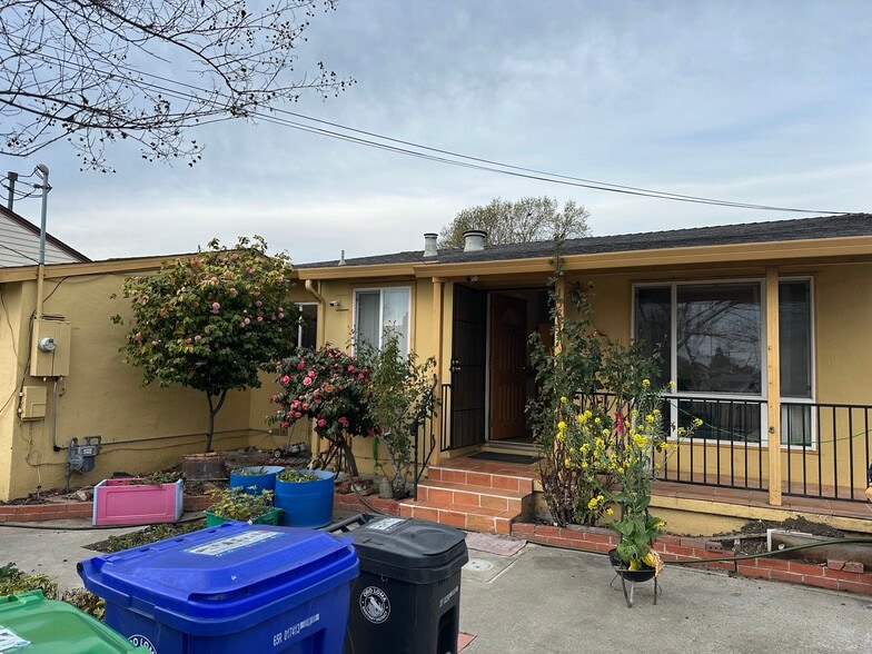 Building Photo - 15884 Connolly Ave