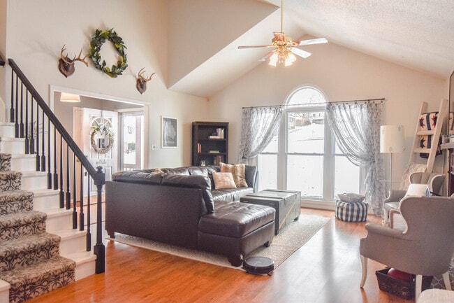 Building Photo - Pet Friendly Home on Half Acre Lot!