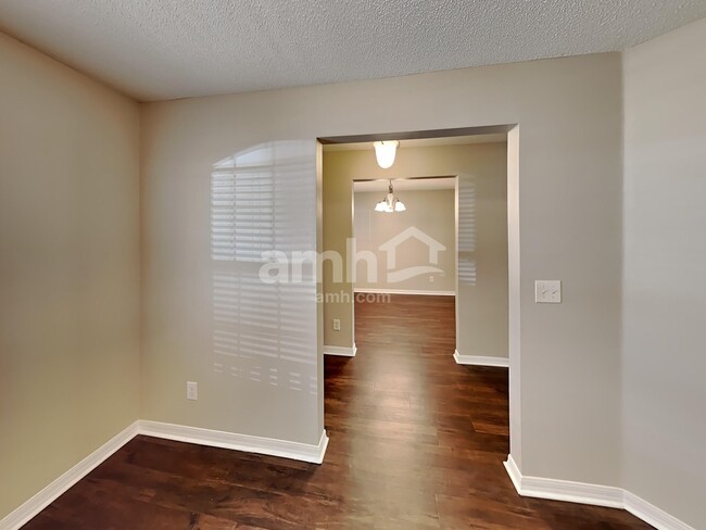 Building Photo - 1913 Southern Oak Loop