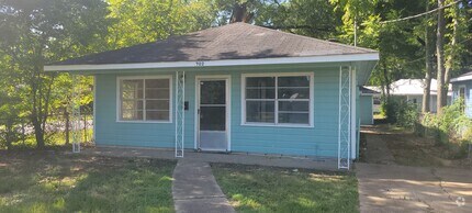 Building Photo - Adorable 3 bedroom/1 bath house with Centr...