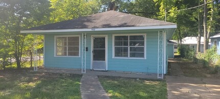 Building Photo - Adorable 3 bedroom/1 bath house with Centr...