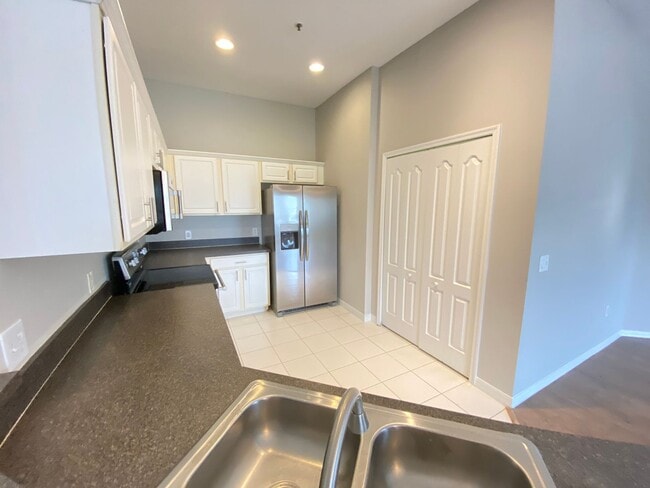 Building Photo - Newly Listed 2/2 in a Beautiful Community!