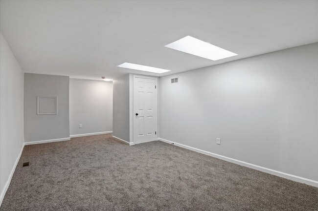 Building Photo - Available mid February - Fully Renovated 3B/2.5B Townhome in West Chester!