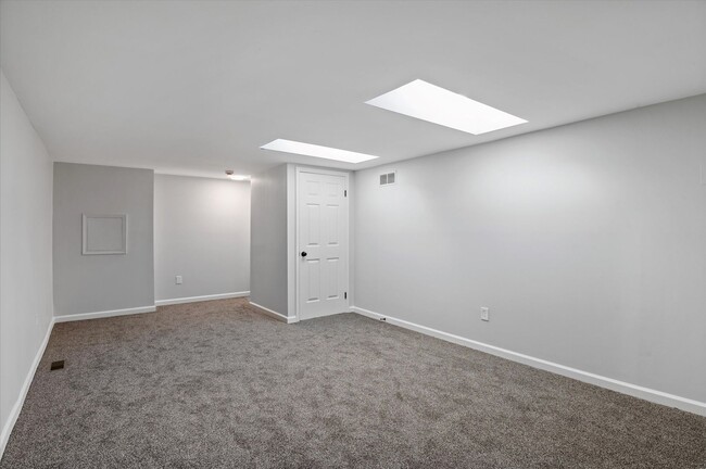 Building Photo - Fully Renovated 3B/2.5B Townhome in West C...