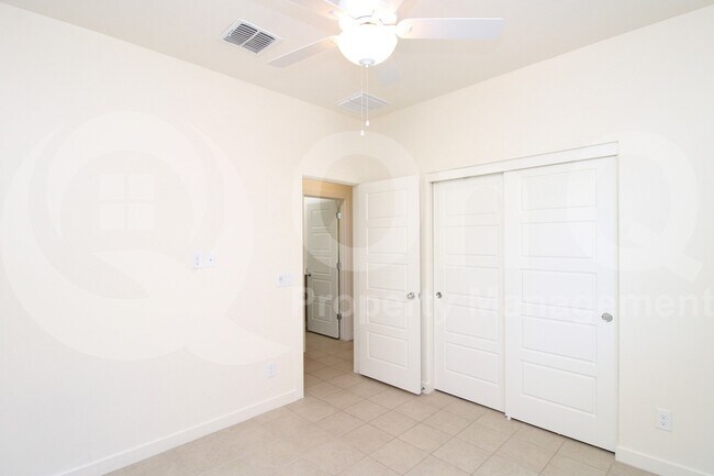 Building Photo - 744 E Diamond Dr