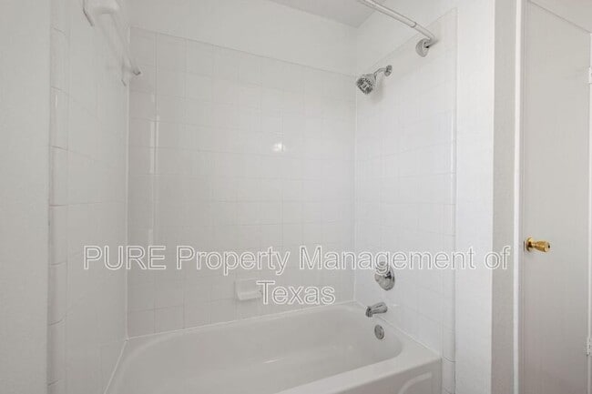 Building Photo - 906 Low Brim Cove