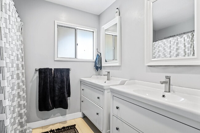 Building Photo - 4 Bedroom Condo for Rent in Ventura!