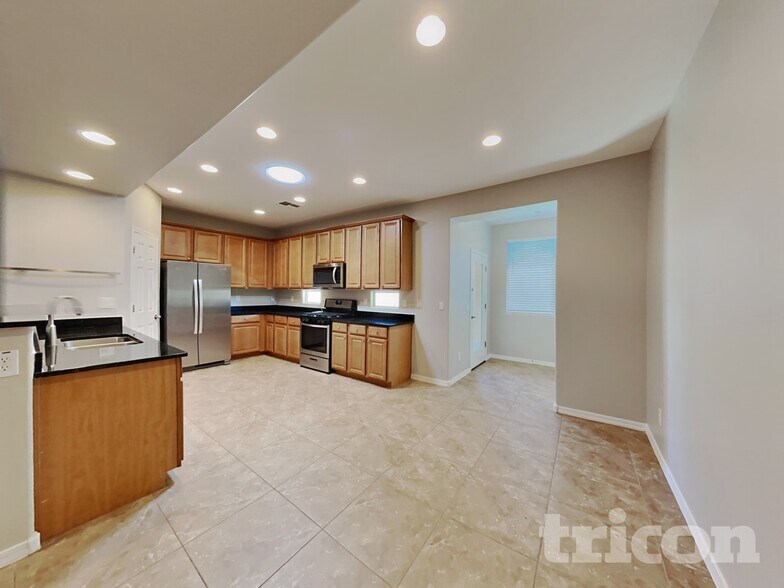 Building Photo - 2403 W Kristina Ave