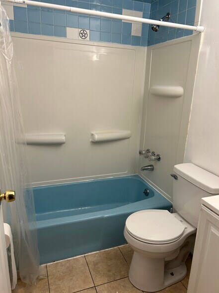 Bathroom - 9 Oakland Sq